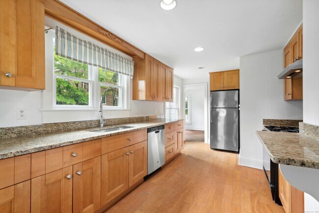 Building Photo - 290 Soundview Ave