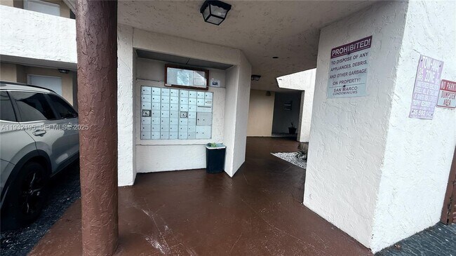 Building Photo - 8860 Fontainebleau Blvd