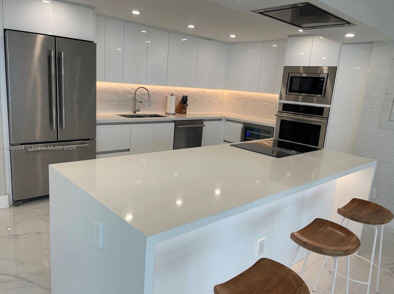 Building Photo - 5151 Collins Ave