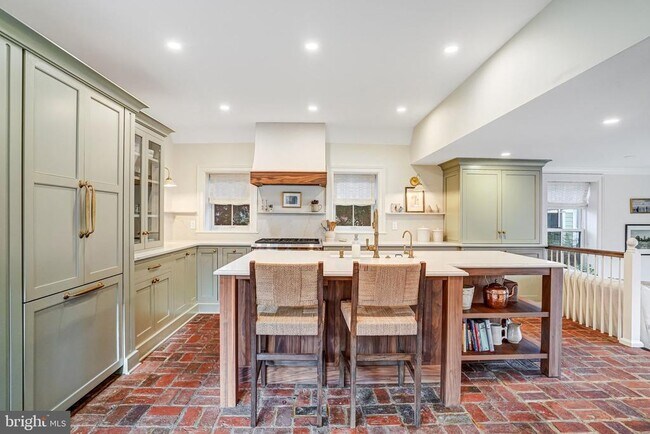 Building Photo - 7153 Main St