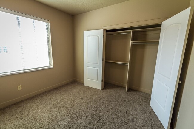 Building Photo - Italian Villages | 3-Bedroom Naples