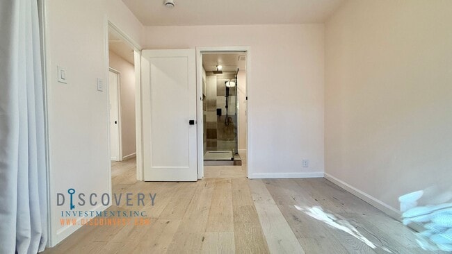 Building Photo - Your Ideal Modern Retreat with Enclosed Yard