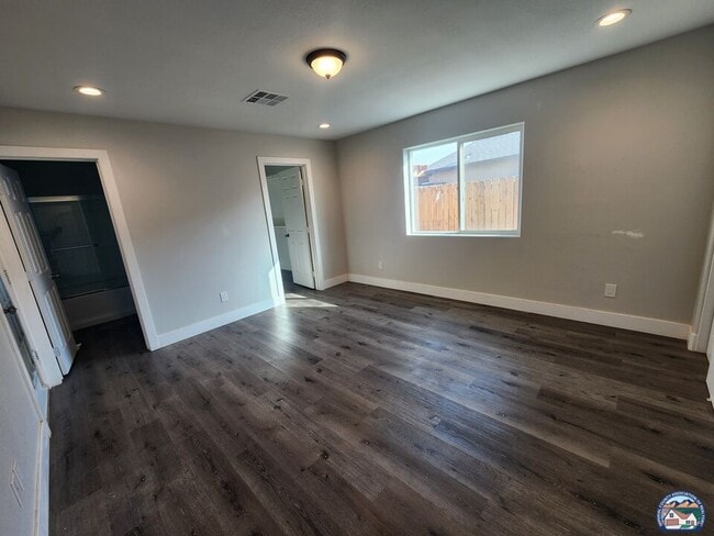 Building Photo - 2303 Moiola Ave