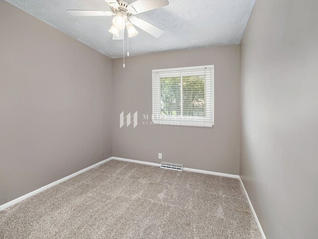 Building Photo - Millard 3 Bed / 2 Bath Split Entry