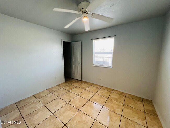 Building Photo - 14831 Allemands Ave