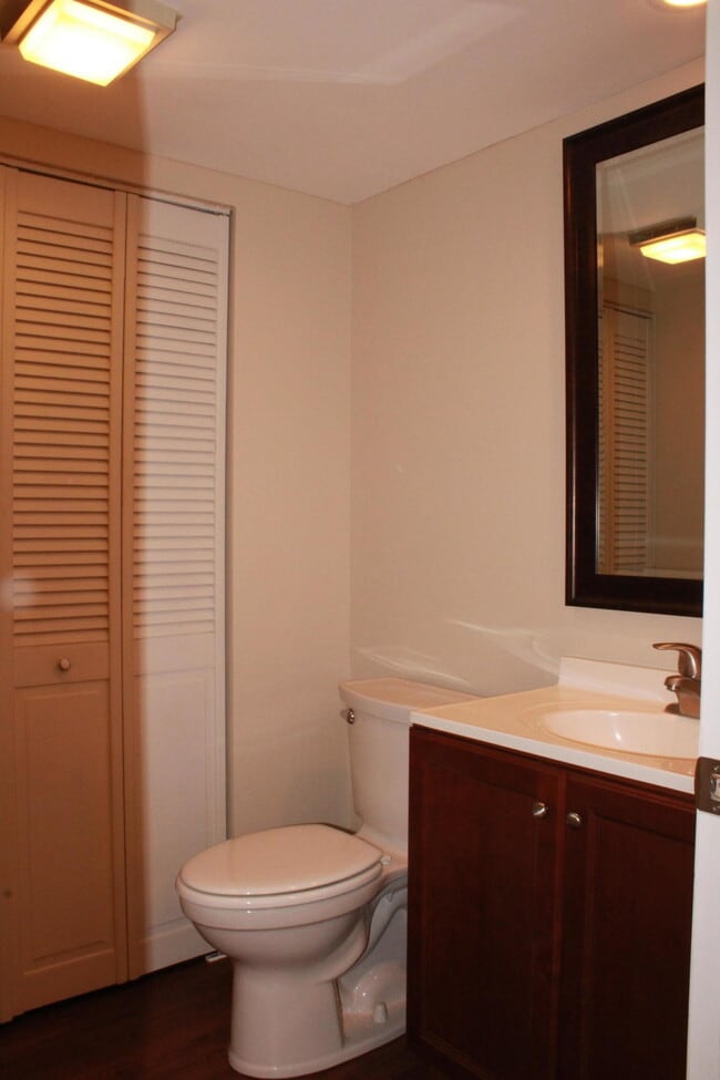 Building Photo - 716 7th Ln