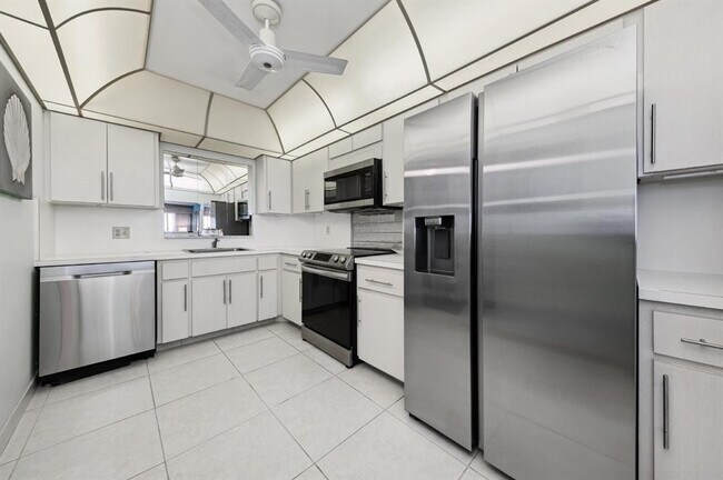 Building Photo - 328 N Ocean Blvd