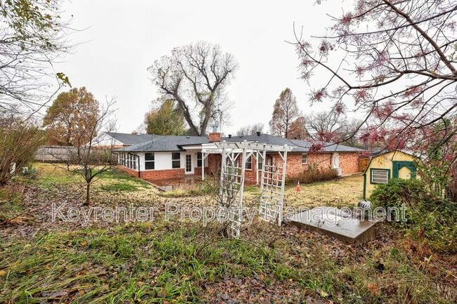 Building Photo - 314 N Lakeside Terrace