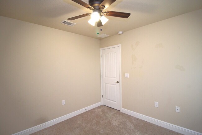 Building Photo - 3BR/2BA Ashley Place Home Featuring Sunroom, Generator & Multiple Living Spaces