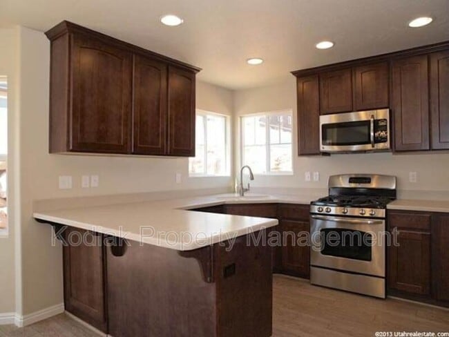 Building Photo - 3325 Redshoulder Dr