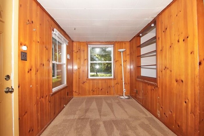 Building Photo - Walking Distance To U Indy Campus!