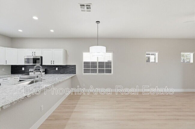 Building Photo - 554 E San Carlos Way