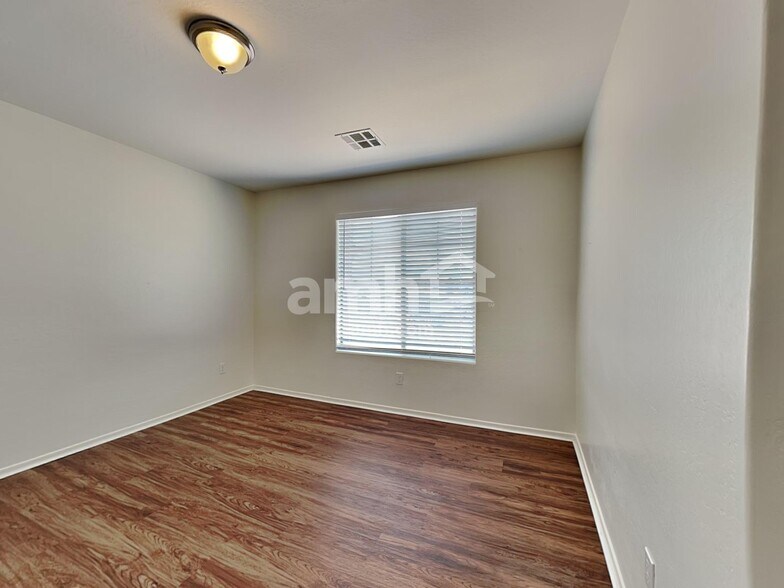 Building Photo - 7825 S 73rd Ln