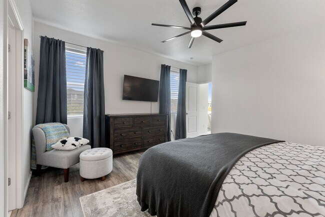 Building Photo - 4 Bedroom, 2 bath in Fort Collins - Backs ...