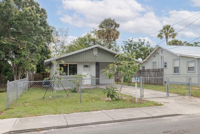 Building Photo - 917 SE Nassau Ave