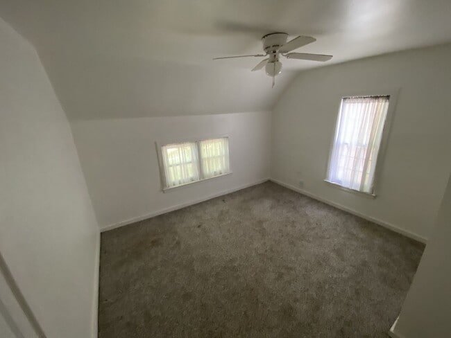 Building Photo - CENTRALLY LOCATED THREE BEDROOM HOUSE IN H...