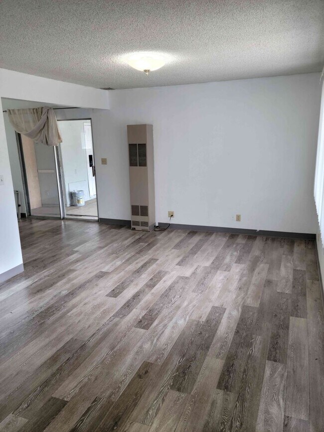 Building Photo - Centrally Located 2 Bedroom Townhouse