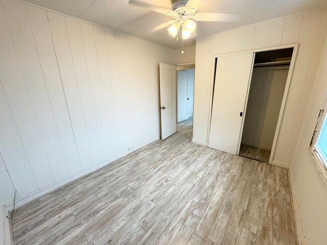 Building Photo - Move in ready 3 bedroom w/ parking near Li...