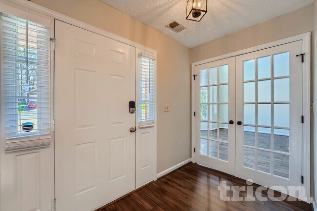 Building Photo - 10930 Pinehigh Dr