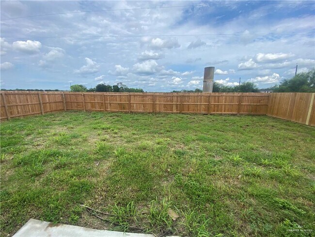 Building Photo - 2913 Maria Dr