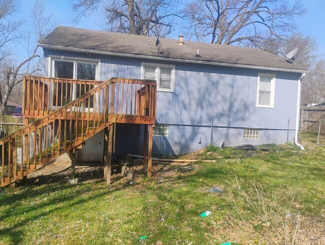 Building Photo - Cozy 2BR Home in KC Northland – Fully Fenced Yard & Fresh Updates