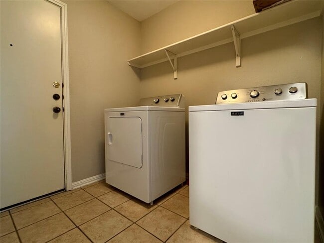 Building Photo - 13509 Shawna Dnay Dr