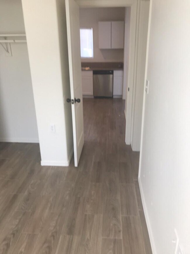 Building Photo - 1639 W Sauvignon Dr