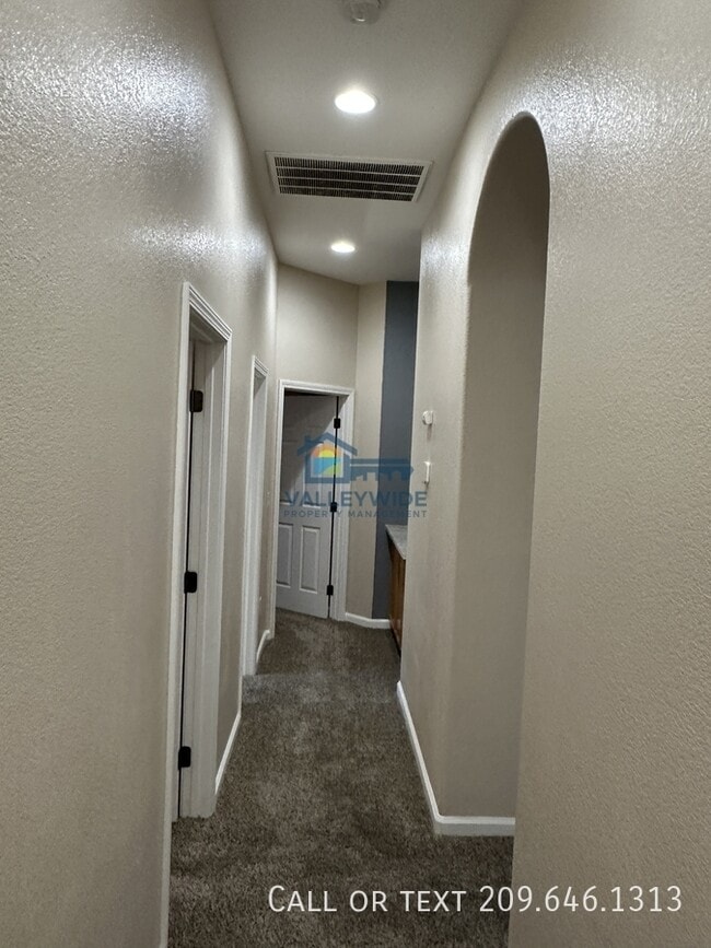 Building Photo - 2555 Crestmore Cir