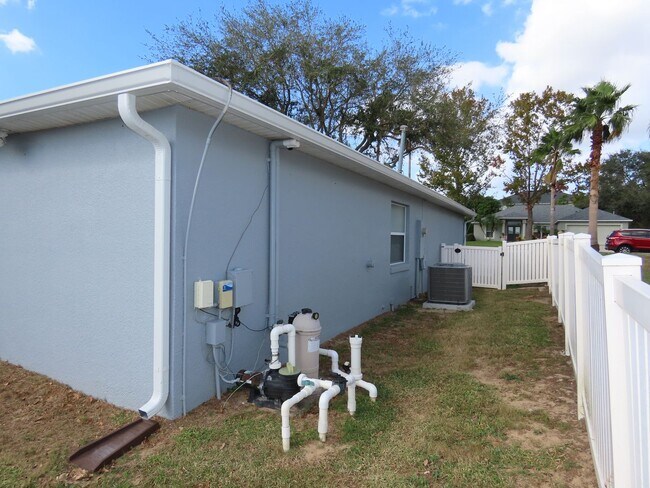 Building Photo - Spacious 4 Bedroom Pool Home Plus Addition...