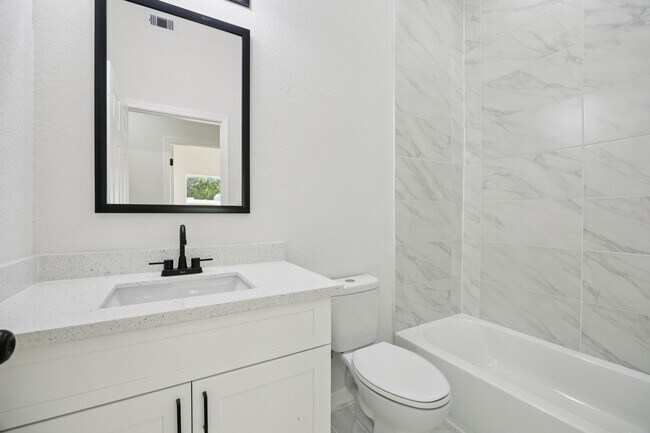 Building Photo - 422 New Hampshire St