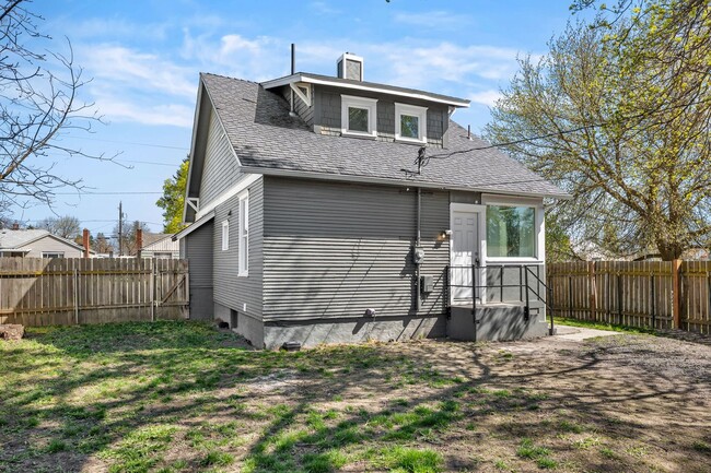 Building Photo - Great Location! Northtown Charmer!