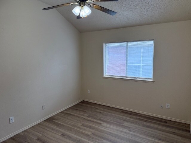 Building Photo - 2110 Bay View Dr