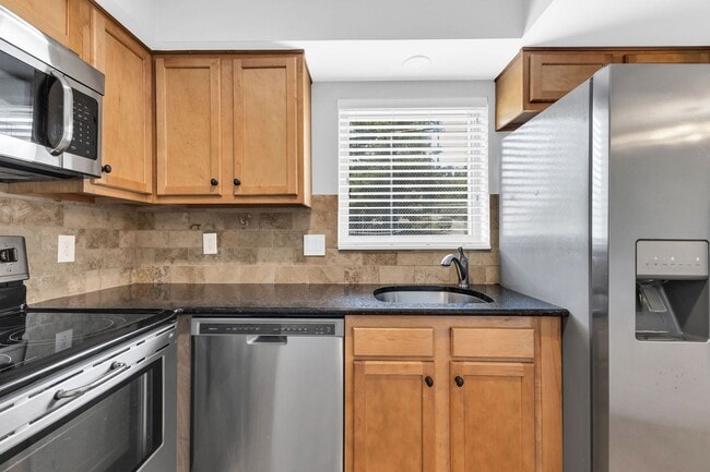 Building Photo - Beautiful Green Hills Townhome With Garage