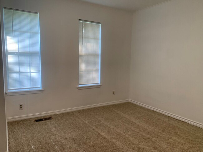 Building Photo - Come check out this super clean 3 bed, 2 b...