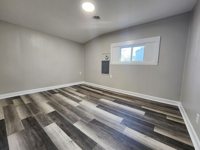 Building Photo - Spacious 3-Bedroom, 1-Bathroom Home AVAILA...