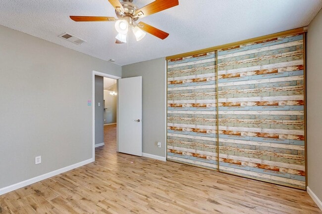 Building Photo - Cozy & Charming Duplex Retreat – Pet-Frien...