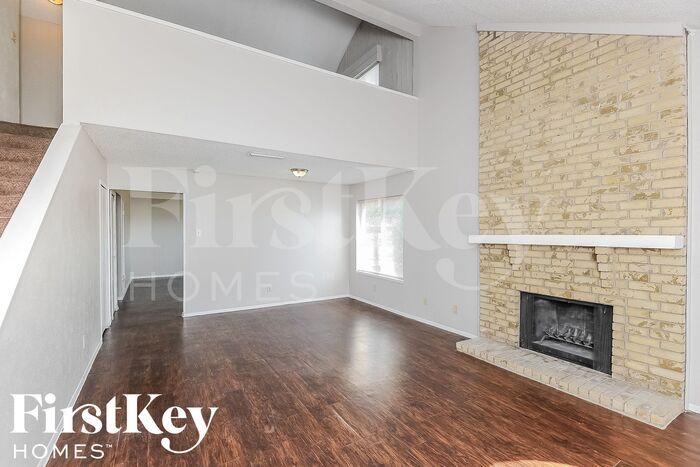 Building Photo - 2113 Deerfield Dr