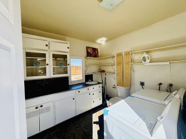 Building Photo - 4 bedrooms, 2 kitchens, 2.5 bathrooms, lau...