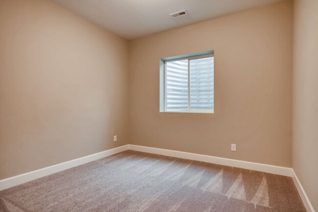 Building Photo - Spacious 5 BED Home for Lease