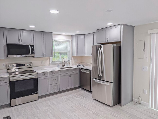 Building Photo - Charming and 3 Bed 2.5 Bath Home In Serene...