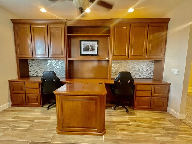 Building Photo - Luxurious 5-Bed, 4-Bath Fully Furnished Home in Henderson-