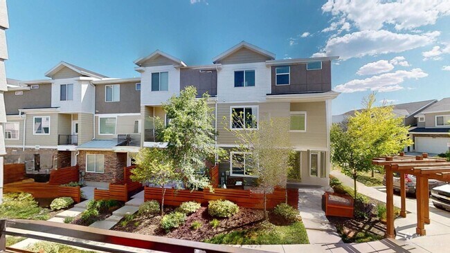 Building Photo - Spacious Townhome - 4 Bedrooms/3 Baths in South Jordan
