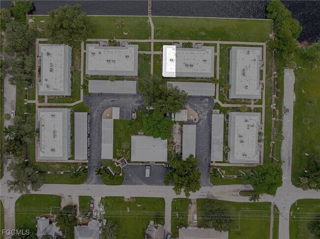 Building Photo - 3225 E Riverside Dr