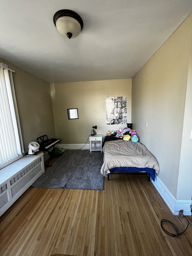 Building Photo - NO SECURITY DEPOSIT 4 bed 1 bath very clos...