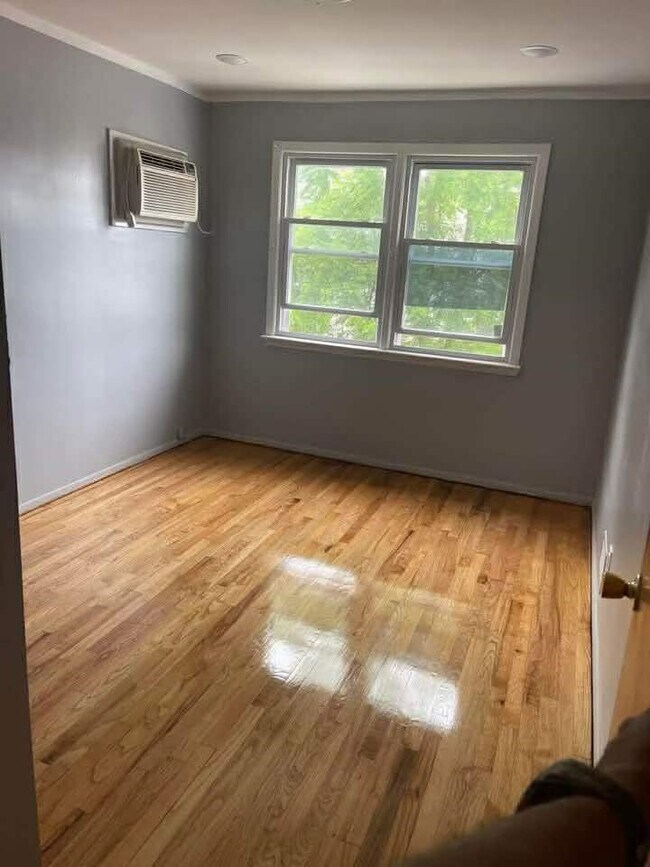 Building Photo - 22 E 18th St