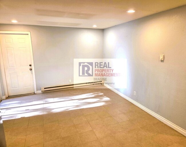 Building Photo - Wonderful 3 Bedroom, 1 Bath With Garage an...