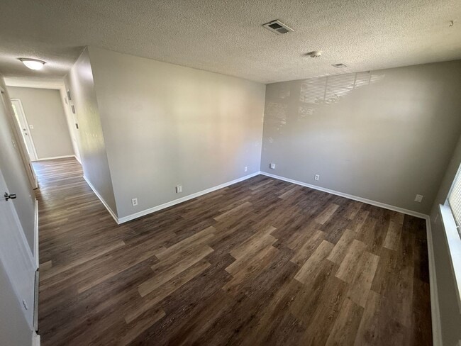 Building Photo - 2BR 1BA Duplex w/ Garage and Shared Yard in Blue Springs