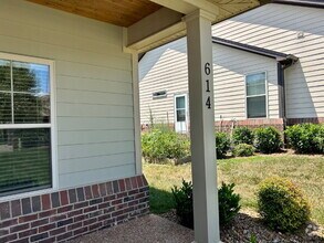 Building Photo - 2BD 2BA GROUND LEVEL DUPLEX WITH GARAGE FO...