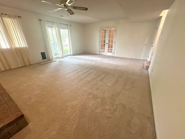 Building Photo - 4 bedroom, 2 1/2 bath