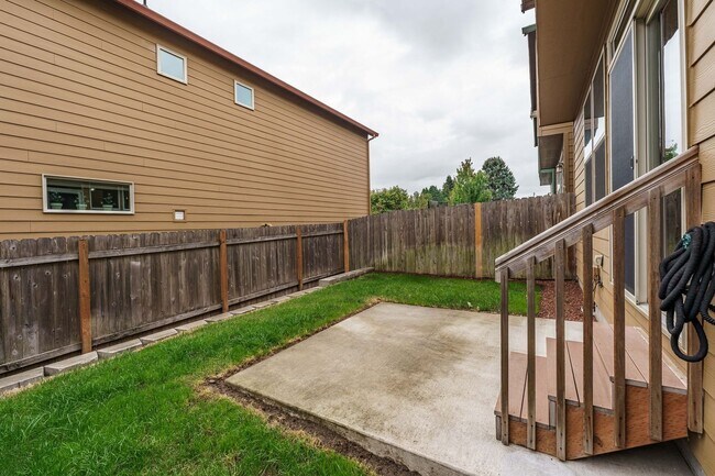 Building Photo - $1000 Year End Savings - Ask Us How! Convenient Location 3 Bedroom 2.5 Bathroom with Fence Back Yard